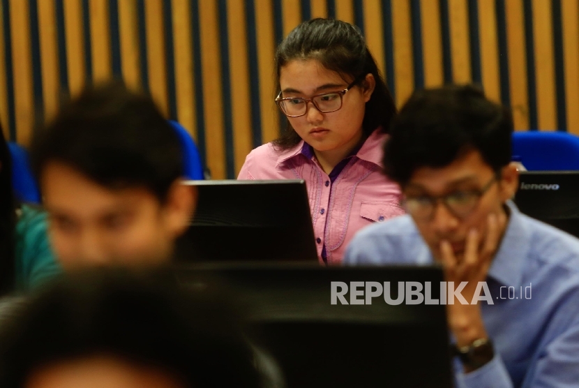 Calon mahasiswa mengikuti tes pada Seleksi Masuk Bersama Perguruan Tinggi Negeri Computer Basic Test (SMBPTN-CBT) di Universitas Indonesia, Salemba, Jakarta, Selasa (31/5).(Republika/Yasin Habibi)