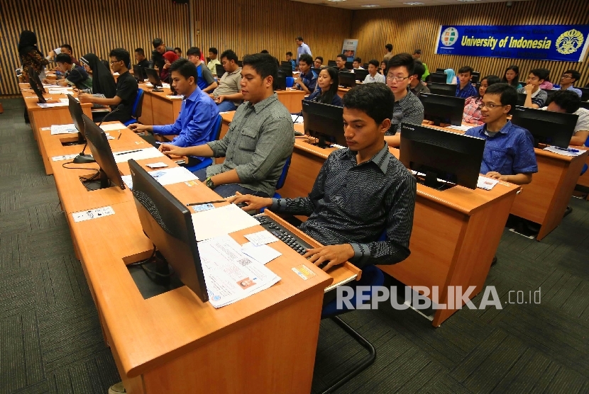Calon mahasiswa mengikuti tes pada Seleksi Masuk Bersama Perguruan Tinggi Negeri Computer Basic Test (SMBPTN-CBT) di Universitas Indonesia, Salemba, Jakarta, Selasa (31/5)