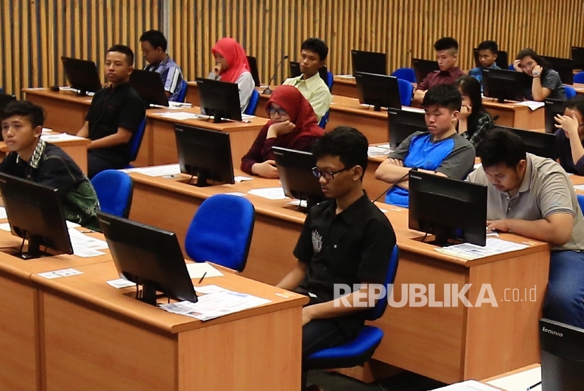 Calon mahasiswa mengikuti tes pada Seleksi Masuk Bersama Perguruan Tinggi Negeri Computer Basic Test (SMBPTN-CBT) di Universitas Indonesia, Salemba, Jakarta, Selasa (31/5).