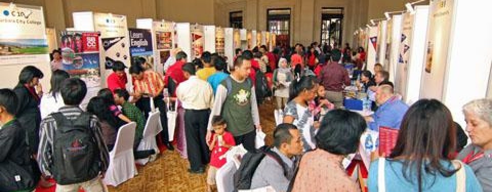 Calon mahasiswa mengunjungi pameran pendidikan universitas-universitas AS di Gedung Sampoerna, Jakarta, Minggu (4/4).