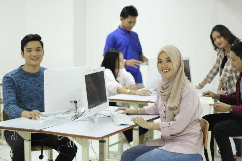 Calon mahasiswa Universitas Nusa Mandiri (UNM) berkesempatan mendapatkan beasiwa Kartu Indonesia Pintar (KIP-Kuliah).