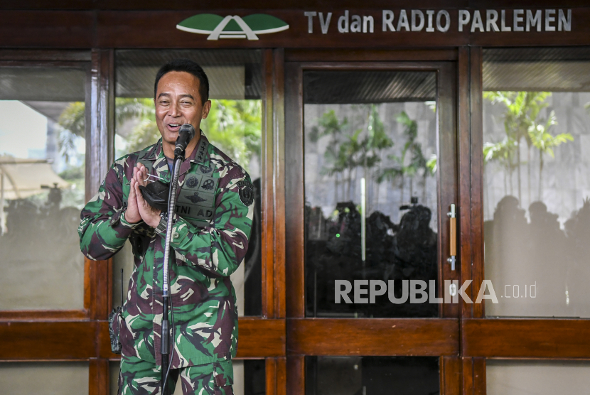 Jenderal TNI Andika Perkasa memberikan keterangan pers usai sidang paripurna di kompleks Parlemen, Jakarta, Senin (8/11/2021)