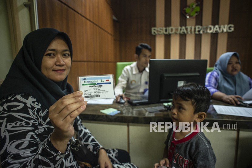 Calon pasien menunjukkan kartu BPJS Kesehatan saat menyelesaikan proses administrasi di RSUD Jati Padang, Jakarta, Senin (7/1/2019). 