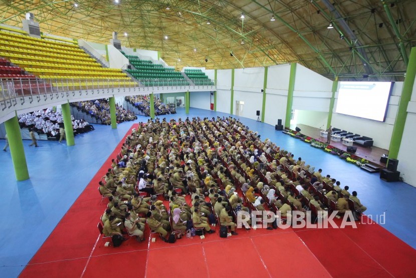 Calon Pegawai Negeri Sipil (CPNS) tingkat Provinsi Jawa Barat berkumpul untuk mendapatkan pengarahan, di Yough Center Sport Arcamanik, Kota Bandung, Selasa (25/6). 