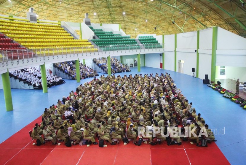 Calon Pegawai Negeri Sipil (CPNS) tingkat Provinsi Jawa Barat berkumpul untuk mendapatkan pengarahan, di Yough Center Sport Arcamanik, Kota Bandung, Selasa (25/6). 