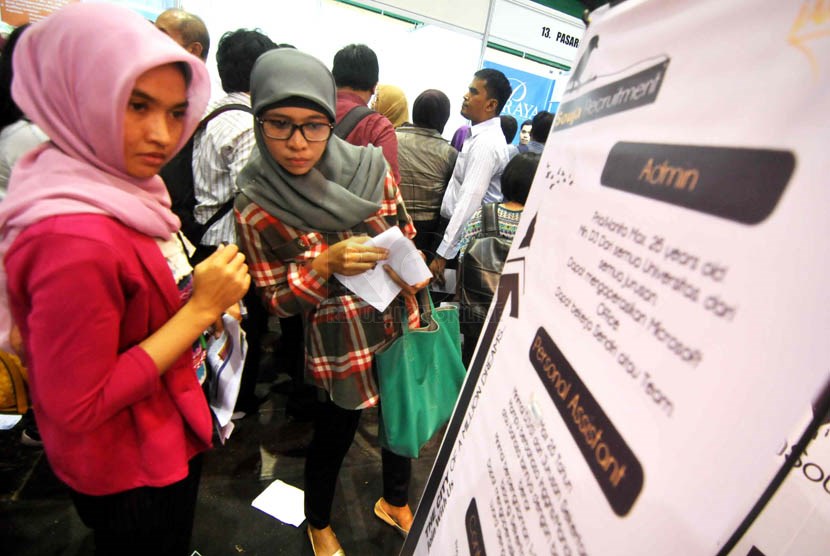 Calon pelamar pekerjaan antre untuk mengisi berkas di stand bursa lowongan kerja, Istora Senayan, Jakarta / Ilustrasi 