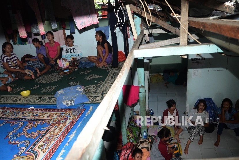 Calon pembantu rumah tangga beristirahat menunggu panggilan bekerja sebagai pembantu infal lebaran di kawasan Cipete, Jakarta Selatan, Rabu (29/6).  (Republika/ Yasin Habibi)