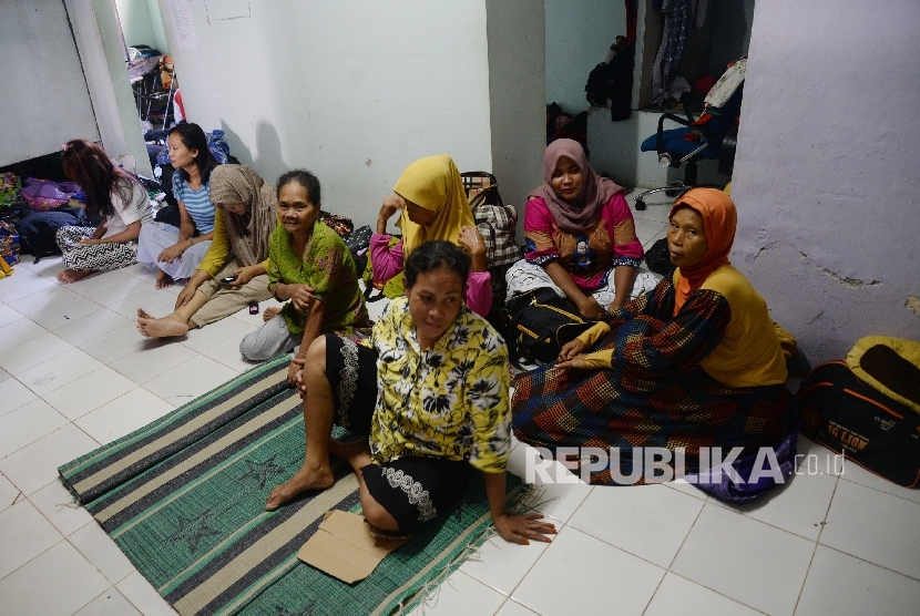 Calon pembantu rumah tangga beristirahat menunggu panggilan bekerja sebagai pembantu infal lebaran di kawasan Cipete, Jakarta Selatan, Rabu (29/6). (Republika/ Yasin Habibi)