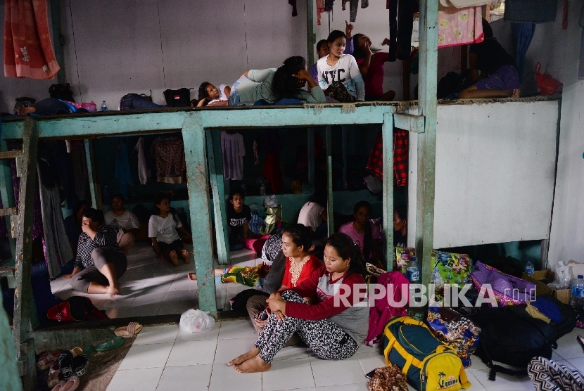 Calon pembantu rumah tangga beristirahat menunggu panggilan bekerja sebagai pembantu infal lebaran di kawasan Cipete, Jakarta Selatan, Rabu (29/6). (Republika/Yasin Habibi)  