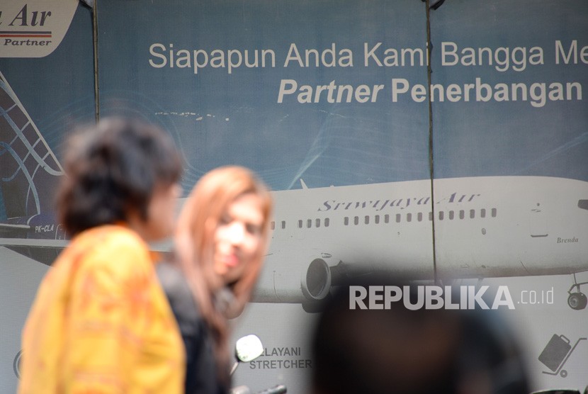 Calon pembeli berada di depan gerai penjualan tiket maskapai Sriwijaya Air di Jakarta, Senin (30/9/2019).