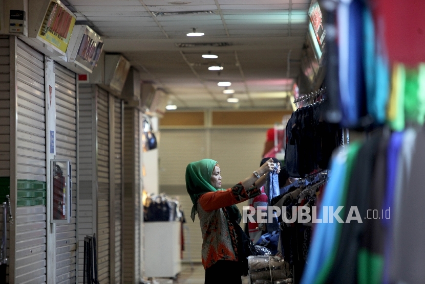 Calon pembeli melihat koleksi salah satu kios di Blok B Tanah Abang, Jakarta, Jumat (7/7). 