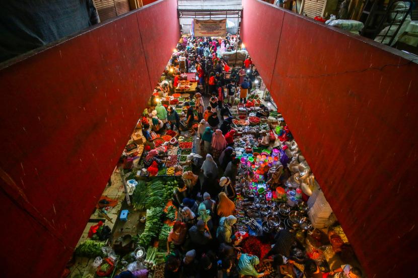 Calon pembeli melintas di salah satu selasar di Pasar Kebayoran Lama, Jakarta, Selasa (11/5/2021). Meskipun masih dalam masa pandemi COVID-19, warga tetap berbelanja ke pasar tersebut untuk memenuhi kebutuhan lebaran.