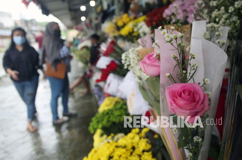 Calon pembeli memilih bunga mawar yang dijual di Pasar Bunga Pondok Aren, Tangerang Selatan, Banten, Senin (14/2/2022). 