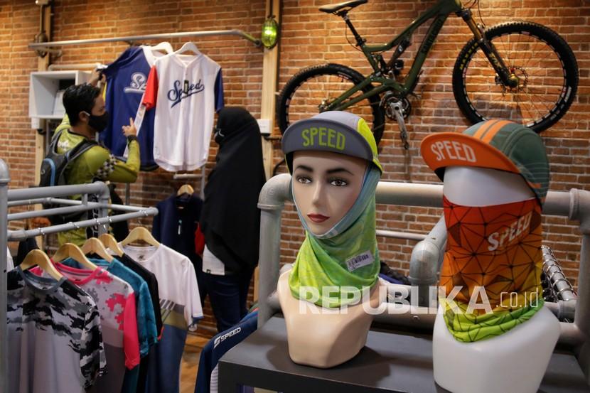 Calon pembeli memilih jersi (kaus) bersepeda. Presiden Joko Widodo meminta upaya untuk meningkatkan pembelian dan penggunaan produk dalam negeri digiatkan.