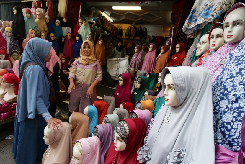 Calon pembeli memilih jilbab di Pasar Tanah Abang, Jakarta, Kamis (2/5/2019).