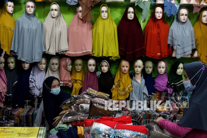 Calon pembeli memilih jilbab di toko Moelan Cahaya Kerudung, Blok F Trade Center, Pasar Kebon Kembang, Kota Bogor, Jawa Barat, Senin (26/4/2021). Pengunjung pasar kering masih sepi.