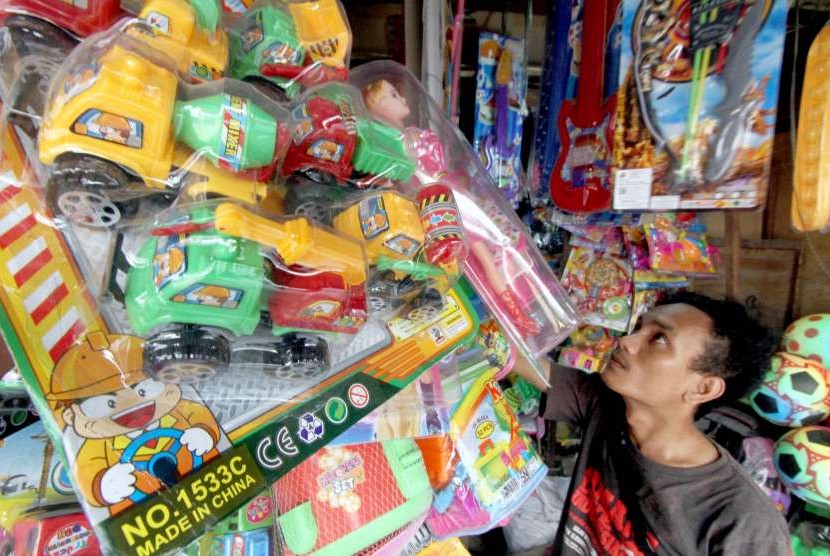 Calon pembeli memilih mainan di toko kawasan Cibinong, Bogor, Jawa Barat, Selasa (24/7). Badan Pusat Statistik mencatat impor plastik dan barang dari plastik pada Juli 2018 mencapai 509,6 juta dolar AS.