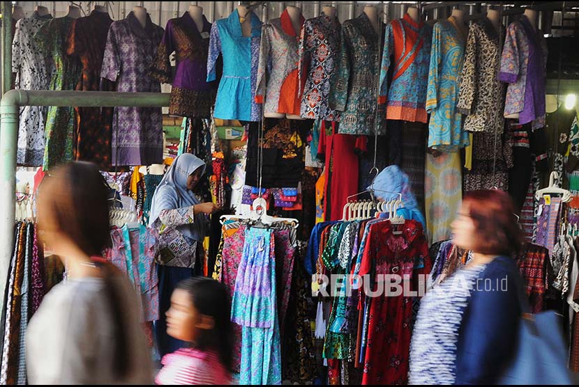 Calon pembeli memilih pakaian batik di Pasar Grosir Batik Setono, Pekalongan, Jawa Tengah, Selasa (20/6). Menurut pedagang pasar yang berada di jalur Pantura tersebut, omzet penjualan mereka meningkat sekitar 40 persen selama tiga hari terakhir. Salah satunya karena banyaknya pemudik yang mampir berbelanja ke sentra penjualan batik. 
