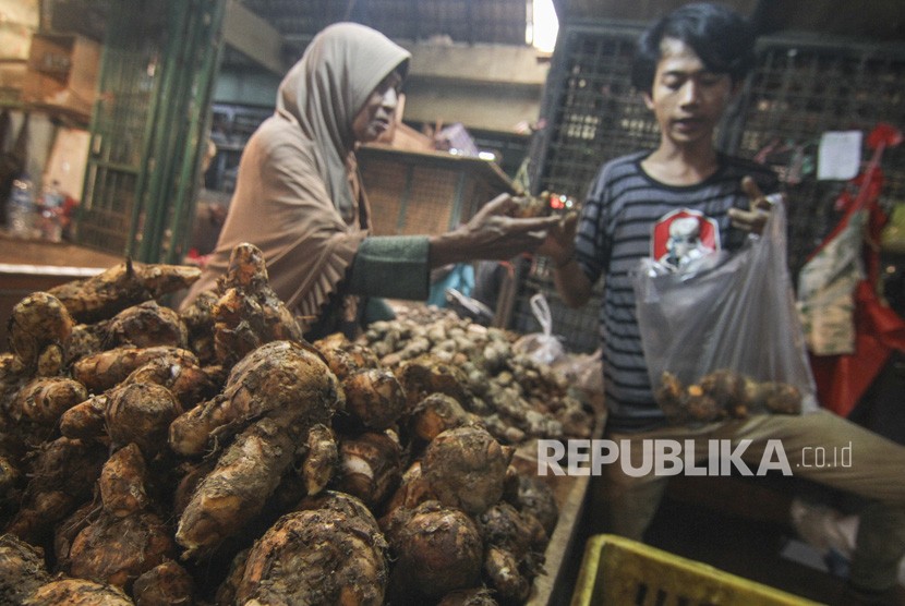 Calon pembeli memilih  dagangan di Pasar Kramat Jati, Jakarta Timur. Ilustrasi