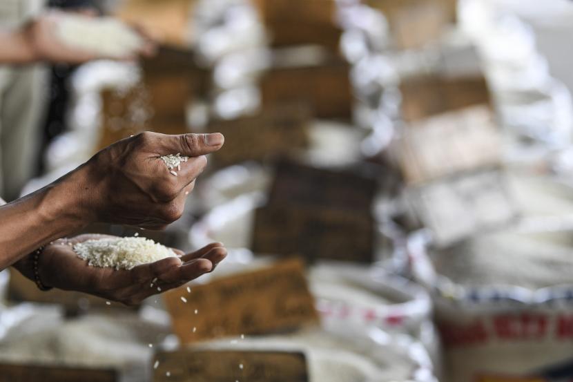 Calon pembeli mengecek kualitas beras di Pasar Induk Beras Cipinang, Jakarta, Senin (17/10/2022). 