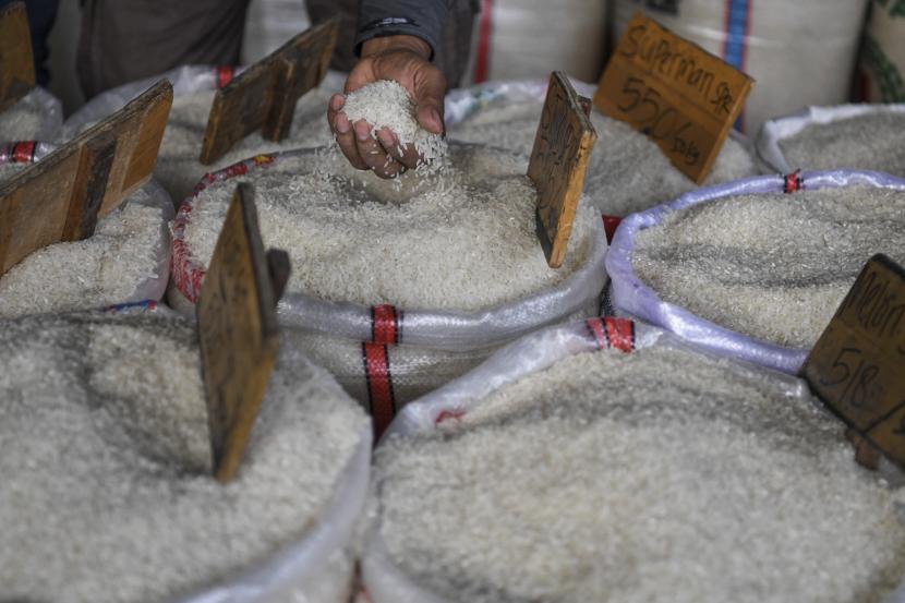Calon pembeli mengecek kualitas beras di Pasar Induk Beras Cipinang, Jakarta.