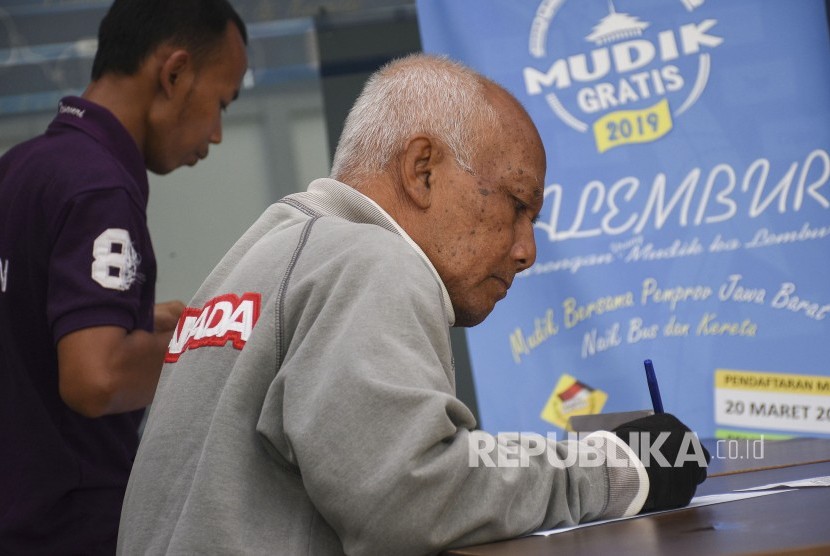 Calon pemudik mengisi formulir pendaftaran Mudik Bersama Pemprov Jawa Barat di Kantor Dinas Perhubungan Provinsi Jawa Barat, Kota Bandung, Kamis (21/3).