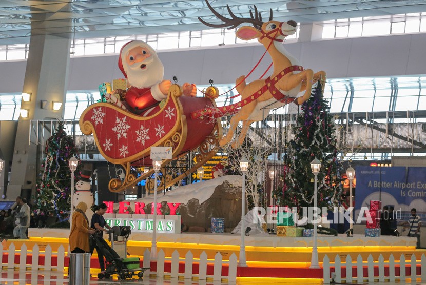 Dekorasi Natal di Terminal 3 Bandara Soekarno Hatta, Tangerang, Banten, Jumat (20/12/2019). Bandara Soekarno-Hatta menyediakan 16 penerbangan tambahan pada Senin (23/12).