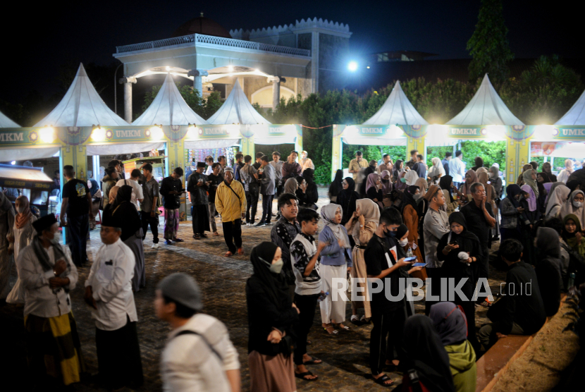 Calon penonton memadati area gelaran Republika Festival Hijriah di Gedung The Radiant, Kecamatan Beber, Kabupaten Cirebon, Jawa Barat, Ahad (30/7/2023). Jumlah penonton gelaran Republika Festival Hijriah kali ini mencapai 1.400 orang dan untuk pendaftaran tiket penonton sudah ditutup.