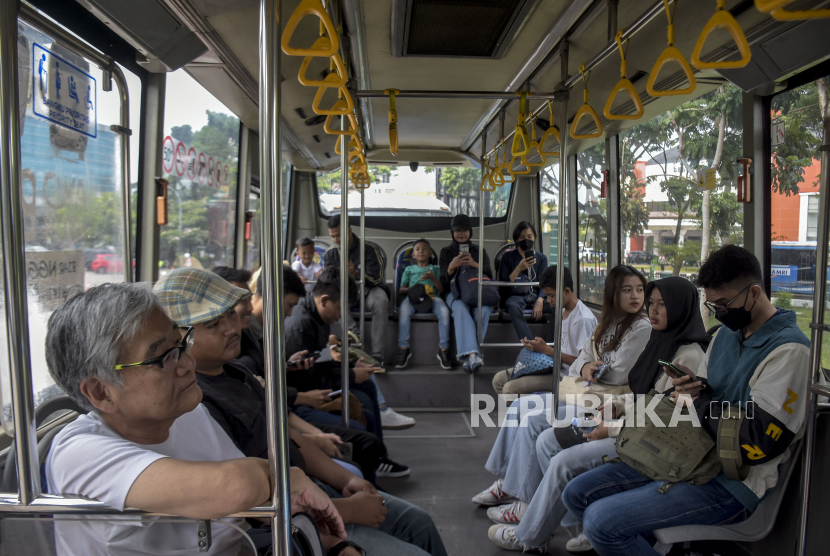 Calon penonton pertandingan Piala Dunia U17 berada di dalam shuttle bus di Dome Bale Rame Sabilulungan, Kabupaten Bandung, Jawa Barat, Sabtu (11/11/2023). Layanan angkutan antar jemput gratis menuju Stadion Si Jalak Harupat bagi penonton Piala Dunia U17 tersebut mempunyai empat titik penjemputan, yaitu Lapangan Upakarti Bandung, Kantor Bupati Soreang, Gedung Budaya Sabilulungan dan Dome Bale Rame Sabilulungan.