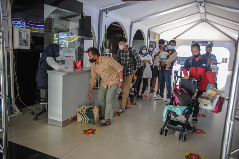 Calon penumpang antre memasuki peron di Stasiun Bandung, Jawa Barat, Rabu (9/3/2022). Pemerintah memberlakukan peraturan baru perjalanan kereta api jarak jauh bagi calon penumpang yang telah mendapatkan vaksin COVID-19 dosis kedua tidak perlu menunjukkan hasil negatif antigen atau PCR saat akan menaiki kereta api. 