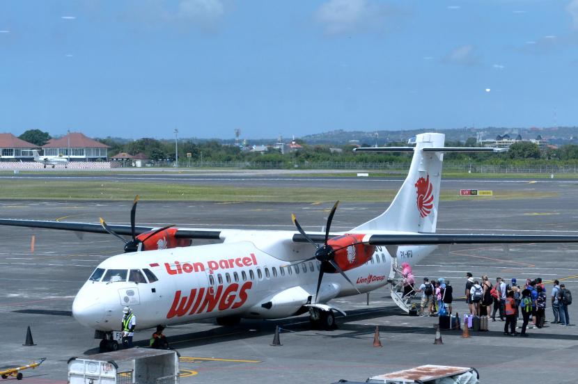 Calon penumpang antre menaiki pesawat udara di Bandara Internasional I Gusti Ngurah Rai, Badung, Bali, Ahad (14/8/2022). ilustrasi