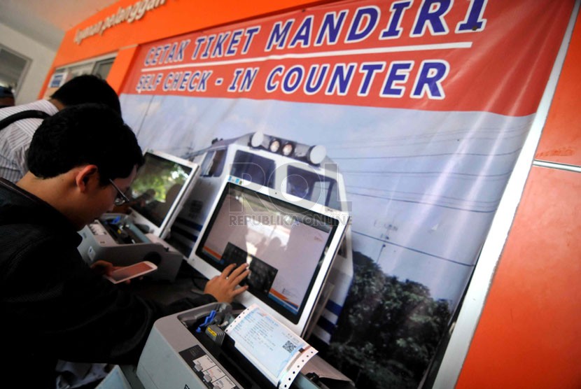  Calon penumpang antre mencetak tiket kereta api di Stasiun Senen, Jakarta, Rabu (16/4). (Republika/ Wihdan)
