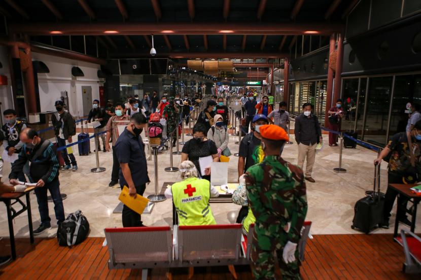 Calon penumpang antre sebelum pemberangkatan di Terminal 2 Bandara Soekarno Hatta, Tangerang, Banten. (ilustrasi)