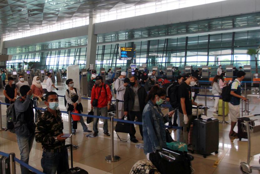 Calon penumpang antre untuk check in, di Terminal 3 Bandara Soekarno Hatta, Tangerang, Banten. (ilustrasi)