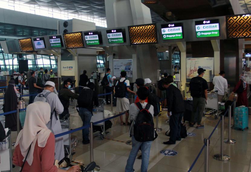Calon penumpang antre untuk check in, di Terminal 3 Bandara Soekarno Hatta, Tangerang, Banten, Senin (26/10/2020). Kementerian Perhubungan memprediksi kenaikan pergerakan penumpang pesawat mencapai 20 persen di masa libur panjang 28 Oktober hingga 1 November 2020 dengan adanya subsidi harga tiket pesawat yang diberikan pemerintah. 