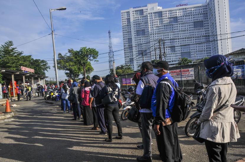Calon penumpang antre untuk masuk Stasiun Bekasi, Jawa Barat, Selasa (2/6/2020). Antrean panjang penumpang KRL Commuter Line itu akibat kebijakan pembatasan jumlah penumpang di setiap rangkaian kereta untuk mencegah penyebaran wabah COVID-19. 