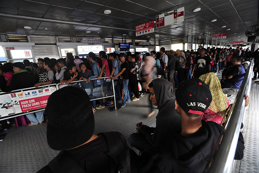 Calon penumpang antre untuk menaiki Bus Transjakarta di Halte Harmoni, Jakarta, Kamis (31/12).  (Antara/Wahyu Putro)