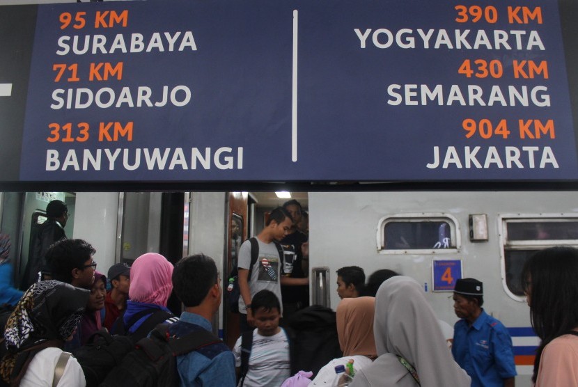 Calon penumpang antre untuk naik kereta api di Stasiun Kotabaru, Malang.