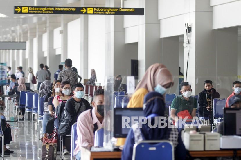 Calon penumpang antre untuk tes deteksi Covid-19 di Lobby Baru Terminal 1 Bandara Internasional Juanda di Sidoarjo, Jawa Timur (ilustrasi) 