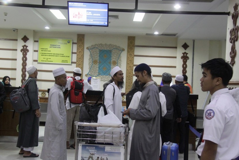 Calon penumpang antri membeli tiket dengan tujuan Jakarta di Bandara Internasional Sultan Iskandar Muda, Blang Bintang, Aceh Besar, Aceh, Rabu (30/11).