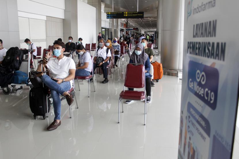Calon penumpang antri untuk tes deteksi COVID-19 dengan metode GeNose C-19 di Lobby Baru Terminal 1 Bandara Internasional Juanda di Sidoarjo, Jawa Timur, Kamis (1/4). Jumlah penumpang yang dilayani PT Angkasa Pura (AP) I (Persero) pada awal tahun ini masih tertekan. 