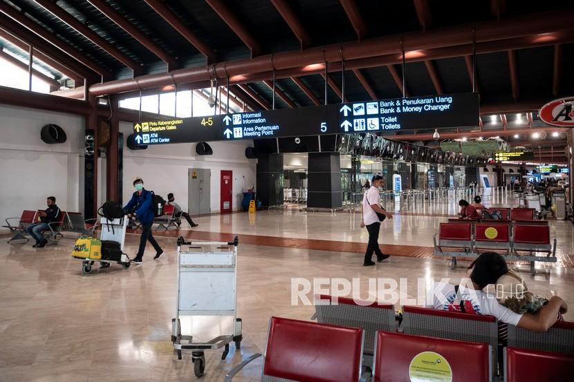 Calon penumpang beraktivitas di Terminal 2 Bandara Soekarno Hatta, Tangerang, Banten, Rabu (9/9/2020). PT Angkasa Pura II (Persero) mencatat terdapat peningkatan lalu lintas angkutan udara di Bandara Soekarno Hatta dengan jumlah penerbangan pada Agustus 2020 naik 17 persen dibandingkan Juli 2020 menjadi 14,393, jumlah pergerakan penumpang naik 36 persen menjadi 1,22 juta orang dan volume angkutan kargo stabil di 38,8 juta kg. 