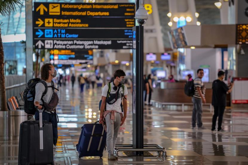 Calon penumpang beraktivitas di Terminal 3 Bandara Soekarno Hatta, Tangerang, Banten, Sabtu (21/3). Bandara Soekarno-Hatta akan melakukan disinfeksi rutin untuk  mencegah penyebaran virus covid-19.