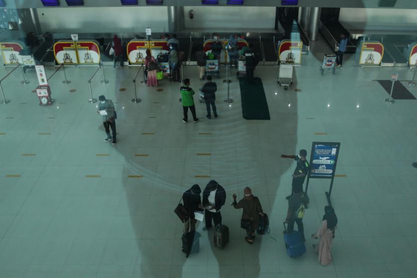 Calon penumpang berjalan di area keberangkatan Bandara Tjilik Riwut, Palangka Raya, Kalimantan Tengah (ilustrasi). 