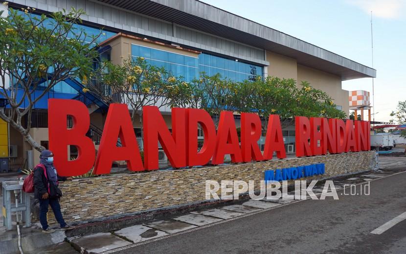 Calon penumpang berjalan di Bandara Rendani, Kabupaten Manokwari, Papua Barat. Kementerian PUPR mendukung penataan Manokwari sebagai ibukota Papua Barat.