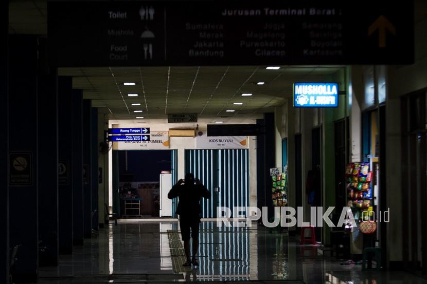 Calon penumpang berjalan di kawasan Terminal Tirtonadi, Solo, Jawa Tengah, Selasa (15/9/2020). Pembatasan Sosial Berskala Besar (PSBB) yang kembali diterapkan di Jakarta berdampak pada penurunan jumlah penumpang dan operasional bus di Terminal Tirtonadi yang turun hingga 70 persen.