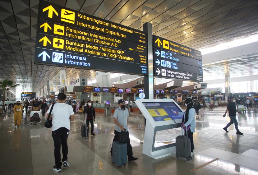 Calon penumpang berjalan di selasar Terminal 3 Bandara Soekarno Hatta, Tangerang, Banten, Kamis (28/7/2022). Sepanjang Januari hingga Juni 2022, jumlah penumpang di Bandara Soekarno-Hatta mencapai 18,15 juta orang. 