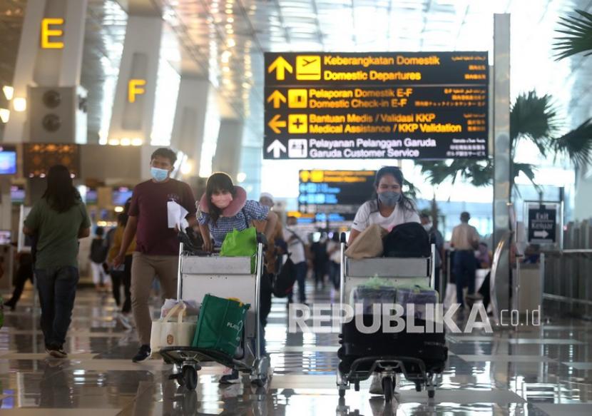 Calon penumpang berjalan di selasar terminal untuk lapor diri di Terminal 3 Bandara Soekarno Hatta, Tangerang, Banten. Pemerintah melarang warga negara Indonesia (WNI) bepergian keluar negeri sementara waktu untuk mengantisipasi penyebaran COVID-19 varian Omicron. 