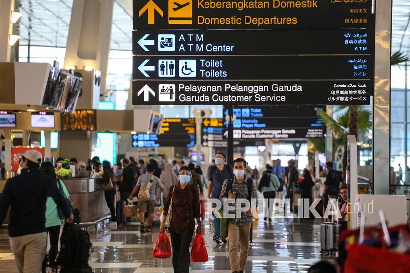 Calon penumpang berjalan di Terminal 3 Bandara Soekarno Hatta, Tangerang, Banten, Kamis (5/11/2020). Jumlah penumpang di bandara yang dikelola PT Angkasa Pura II mengalami peningkatan pada Oktober 2020 yaitu mencapai 2,14 juta orang atau meningkat 19 persen dibanding September 2020 yaitu sebanyak 1,79 juta orang. Sedangkan pergerakan pesawat meningkat 10 persen dari 23.879 penerbangan pada September 2020 menjadi 26.304 pada Oktober 2020. 