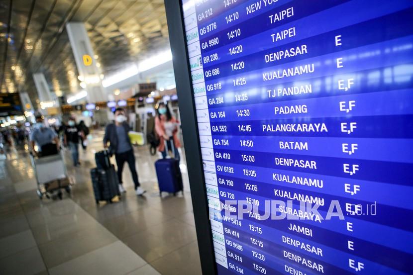 Calon penumpang berjalan di Terminal 3 Bandara Soekarno Hatta, Tangerang, Banten, Kamis (17/12/2020). PT Angkasa Pura (AP) II (Persero) diperbolehkan mengoperasikan Bandara Soekarno-Hatta dengan kapasitas tampung melebihi 50 persen.